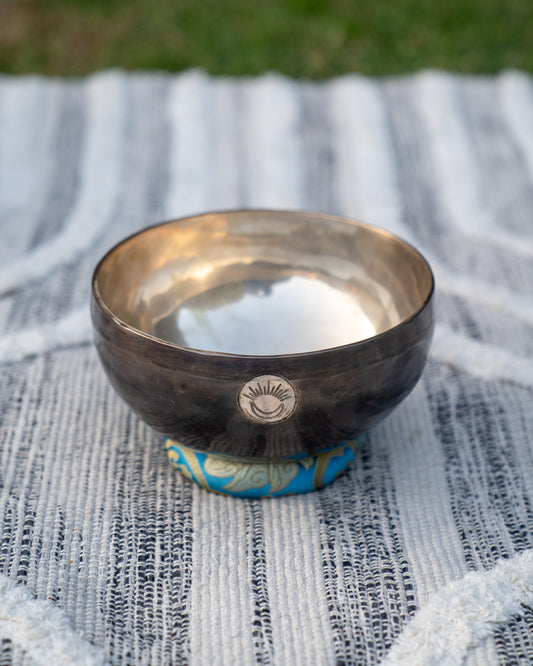 Throat Chakra New Moon Singing Bowl in G